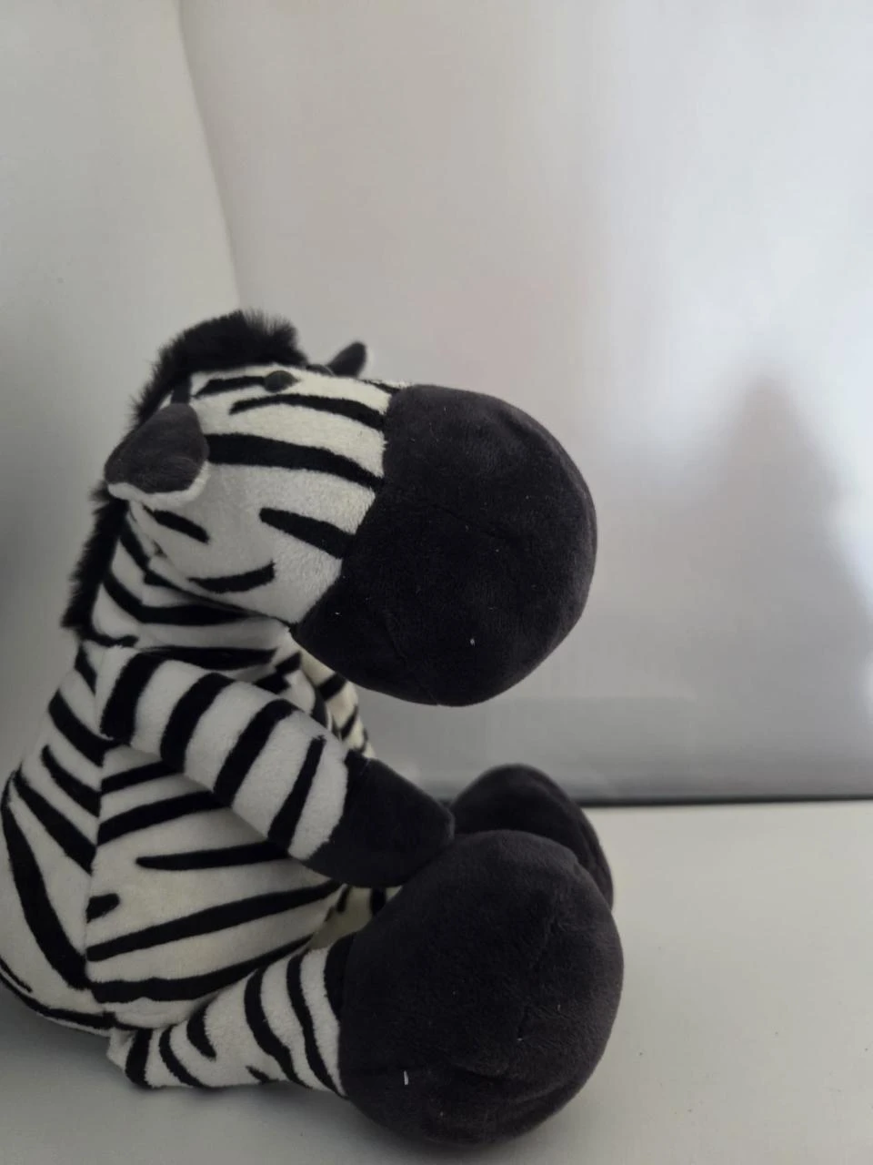 Peluche zèbre noir et blanc assise – Grandes pattes